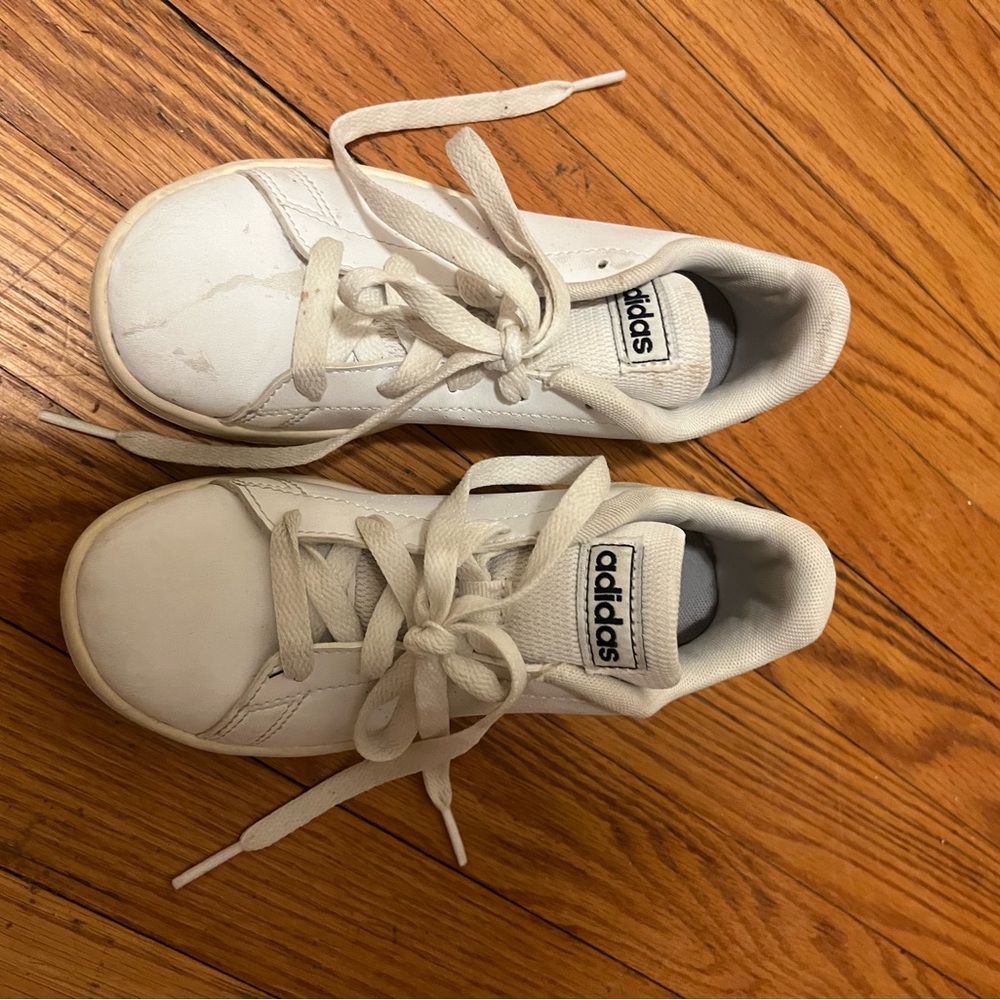 Adidas kids unisex advantage sneaker white. Size 13
